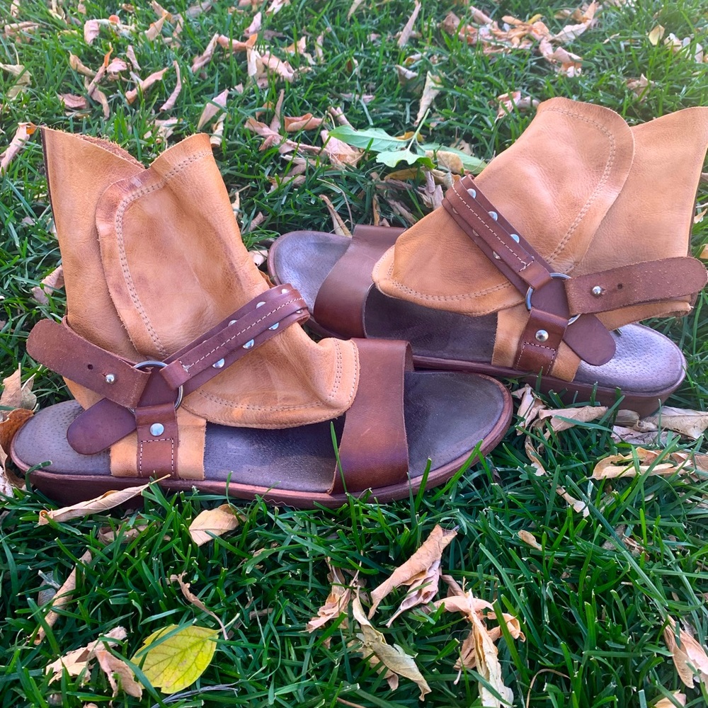 Women’s gauntlet sandals